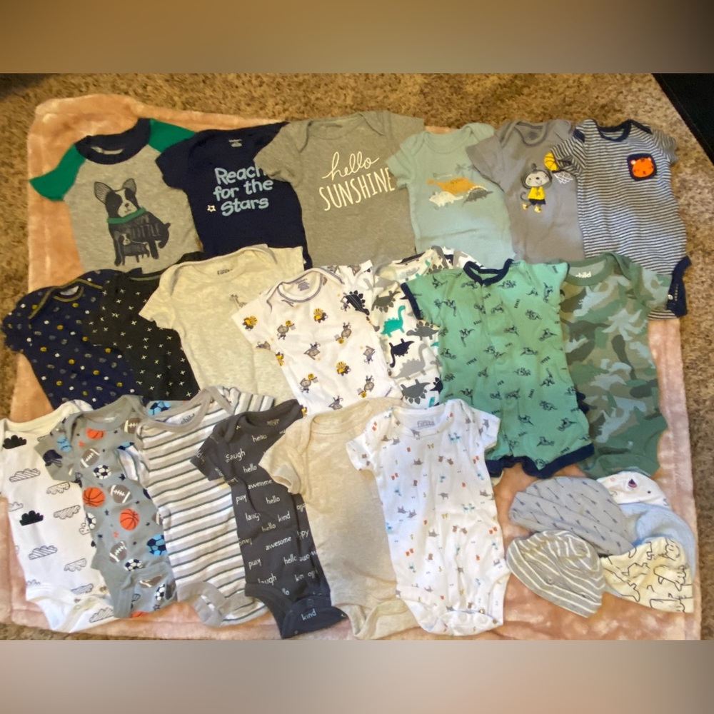 SOLD🚨 Newborn baby onesies plus warm hats.